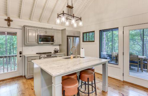 Family-Friendly Dadeville Cabin with Hot Tub and Porch - Foto 6