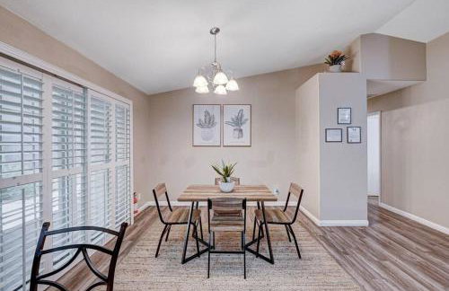 Cozy Getaway with King Bed, BBQ & Spacious Backyard - Photo 32