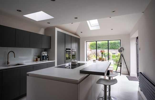 Contemporary Bright House 20 Min To Manc - Photo 1