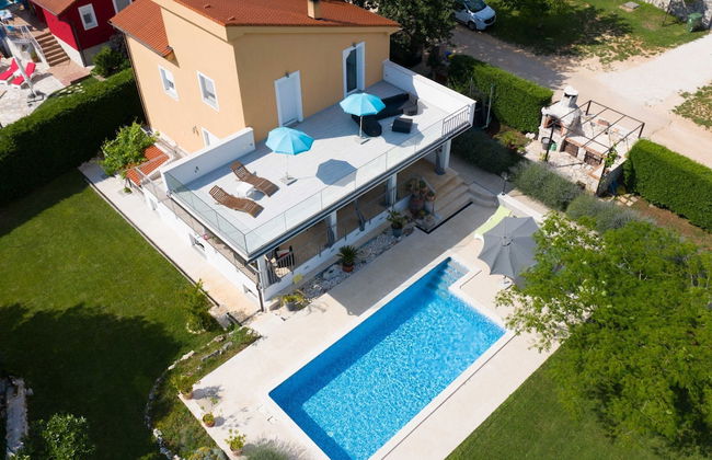 Exquisite Secluded Villa With Pool - Photo 43