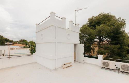 Spacious villa with private pool & garden for 4 - Photo 40