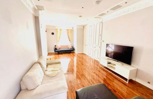 Elegant and Modern 3-Bedroom Victorian House in Westminster, London - Photo 19