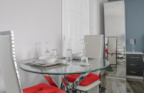 Modern and Stylish 1-Bedroom Guesthouse near M6 J10 Perfect for Business Stays & Couples Free Parking & Wi-Fi - Foto 8