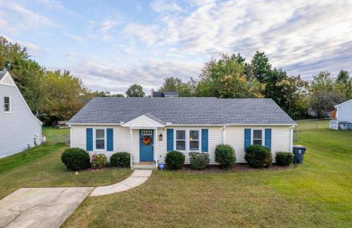 Near Historic Downtown Apex, Sleeps 8, King Bed - Foto 26