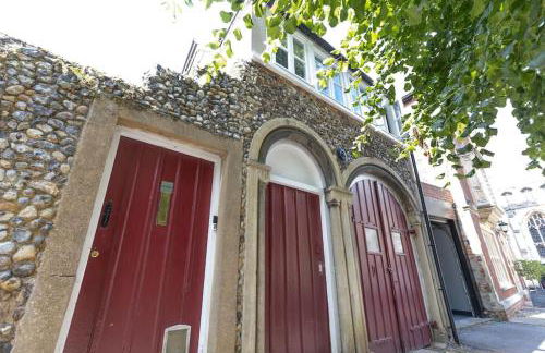 Central Medieval Grid Unique home with Gated parking - Foto 22