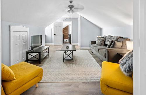 Main Street Balcony Apartment For up to 8 guests! - Foto 14