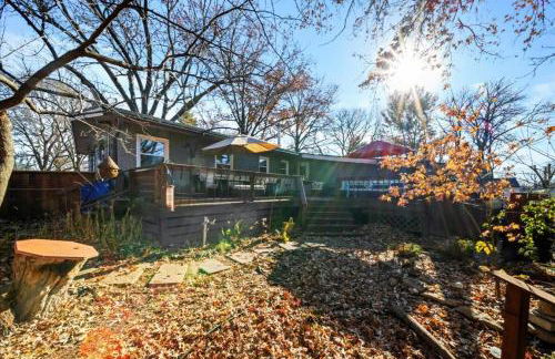 3BR Overland Park Home with Patio and Waterfall Pond - Foto 38