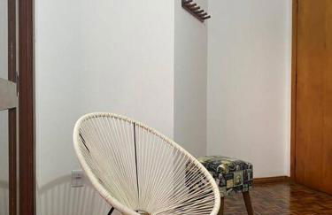 Apto inteiro, central, 1 quarto, bem equipado - Foto 13