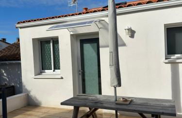 Studio Mer et Soleil avec Terrasse, en centre-ville, parking - Photo 2