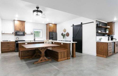 38-Acres of Luxury: 9BR, Indoor Pool, Gym, Near ND - Foto 34