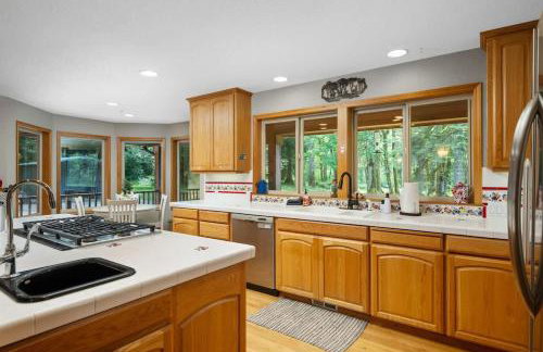 Iron Mountain - Spacious Secluded Lodge with Hot Tub & Game Room - Photo 27