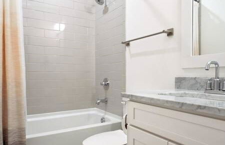 Hillsboro Village Rooftop Retreat with City Views, Sleep 12 with Gourmet Kitchen, Smart TVs & Garage, Walk to Vanderbilt, Pancake Pantry and Boutique Shopping, Minutes to Broadway, 12 South and The Parthenon, Perfect for Groups, 24Hr Hospitality - Foto 11