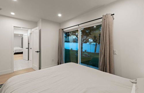 Spacious Modern Home with Rooftop & Private Backyard - Foto 32