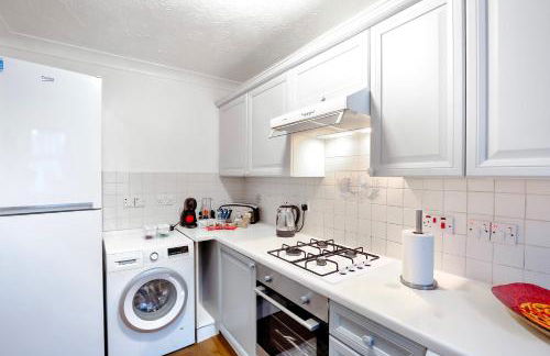 Cosy Wimbledon 4 Bed Home With Garden & Driveway Parking - Foto 25
