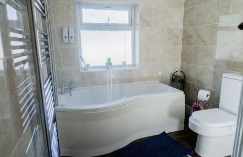 Spacious 6 bedroom House in Dudley with optional Nursery-Drive and Garage-Families and Contractors Welcome - Foto 8