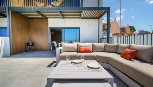 Julião Beach House in Carvoeira by Lisbeyond - Photo 1