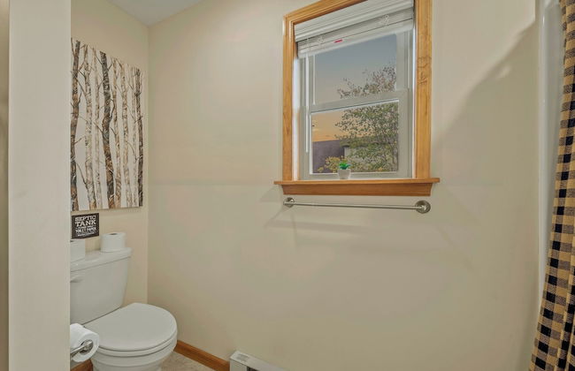 Pocono Paradise by Avantstay Lakeside Retreat, Hot Tub, Game Room, Near Beach - Foto 51