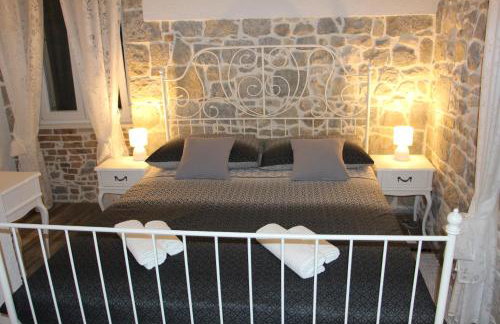 Old school apartment - Photo 26