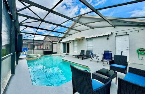 Modern 4BR 2BA with pool in gated community - Foto 31