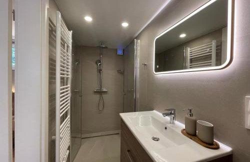 Five Studios - Premium Rooms with King Size Bed, Kitchen, AC, close to Ramstein Air Base - Foto 14