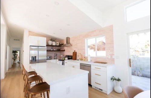 The Pink Paloma - A Barbie Inspired Villa in Palm Springs - Photo 21