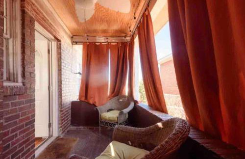 Charming Farmhouse Retreat near Downtown & University Modern Amenities, Fireplace & Porch! - Foto 4