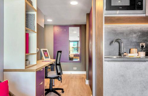 Practical Studio For 2 In Leeds, Free Breakfast - Photo 10