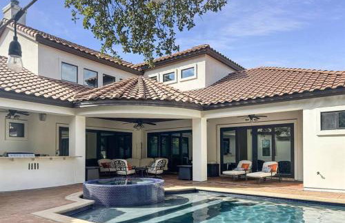 Stunning Spanish-Style Retreat with Pool Sleeps 28 - Foto 16