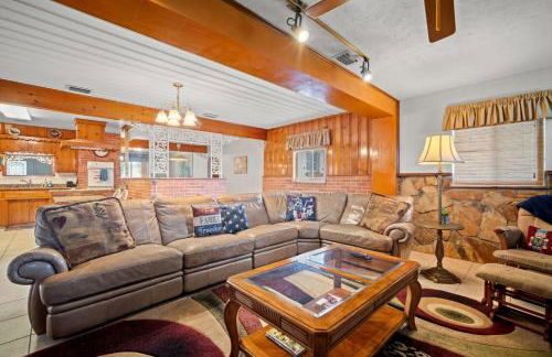 Family Pool Home • Sleeps 8 - Foto 6