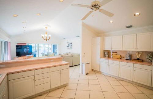 Waterfront Home With Heated Pool/Jacuzzi and only 1mile to beach - Foto 7