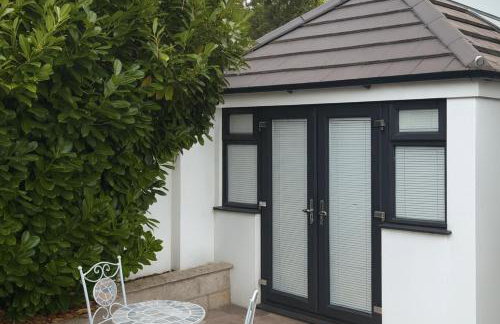 Stylish Detached Studio, Banstead with off street Parking - Photo 21