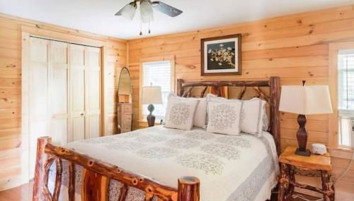 Romantic Chalet w/ Hot Tub close to Roan Mountain - Foto 3