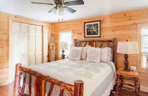 Romantic Chalet w/ Hot Tub close to Roan Mountain - Foto 3