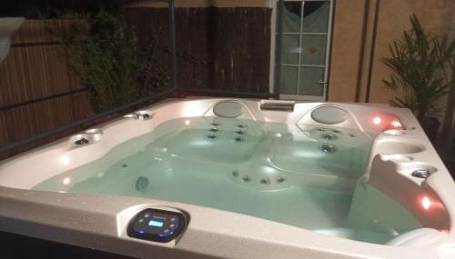 Maison avec Jacuzzi paisible et centrale - Photo 2