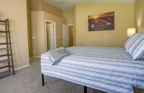 Fenced Backyard and Fire Pit Bright Peoria Home! - Foto 14