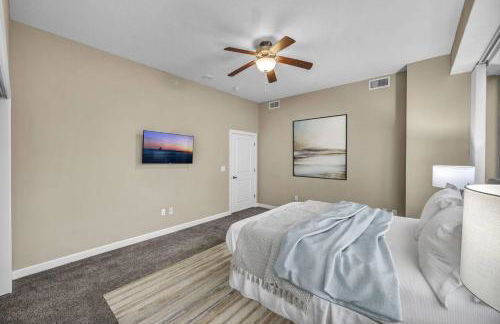 Luxury 13th Floor Condo: Downtown/ Parking 24 /Gym - Photo $