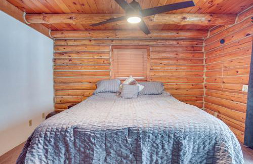 Rhinelander Waterfront Cabin with Deck and Fire Pit! - Foto 11