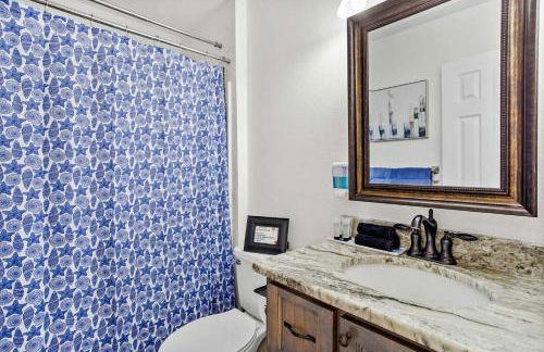 Endless Summer Retreat with Private Pool near Beach - Foto 28