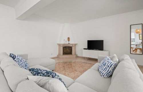 Elegant Flat with Pool & Balcony by HostWise - Foto 15