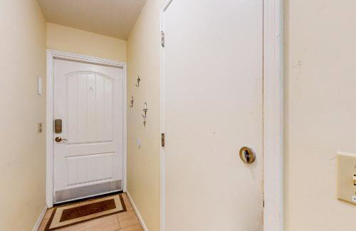 Ocean-view townhome with balcony & W/D - walk to beach - dog-friendly - Foto 27