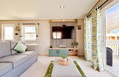 The Retreat - An Luxurious Caravan in Towyn, Wales - Photo 3