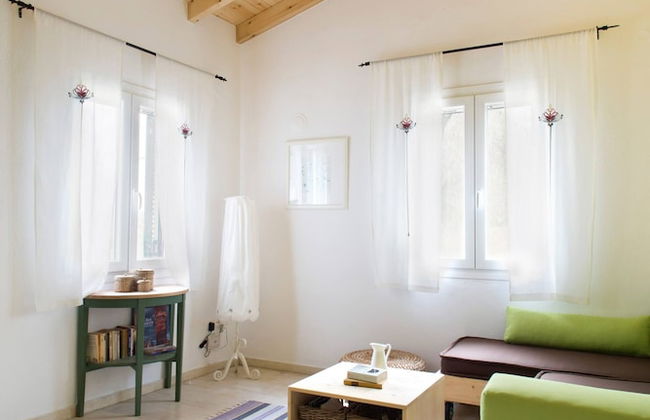 Cute Yellow Handmade House With Garden - Foto 23