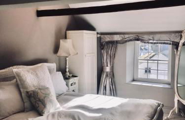 Duke of Monmouth penthouse luxury apartment Lyme Regis 3 bedroom parking Hot tub Garden dog friendly - Photo 5