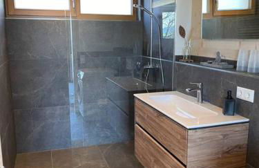 Zweistöckiges Natur-Holzhaus mit Berg- & Seesicht - Foto 13