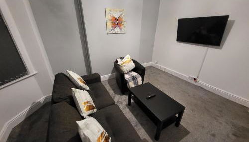 Cheadle village - Photo 5