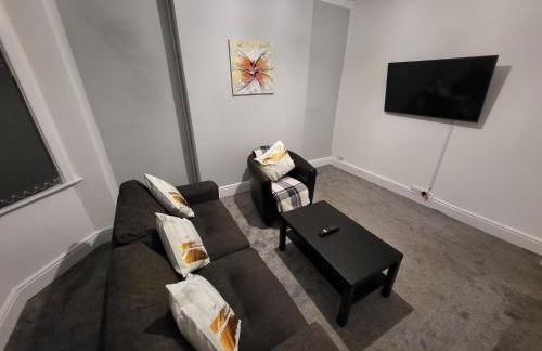 Cheadle village - Photo 5