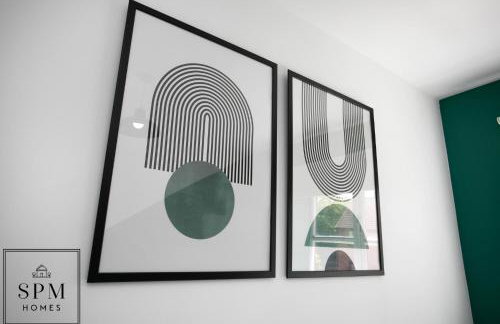 Large 3 Bed House - Long Stays Welcome - Smart TVs in Each Bedroom - Parking - Wifi - Foto 13