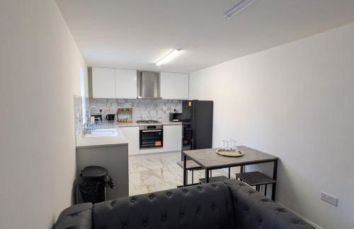 Modern Central Apartments with Balcony - Photo 24