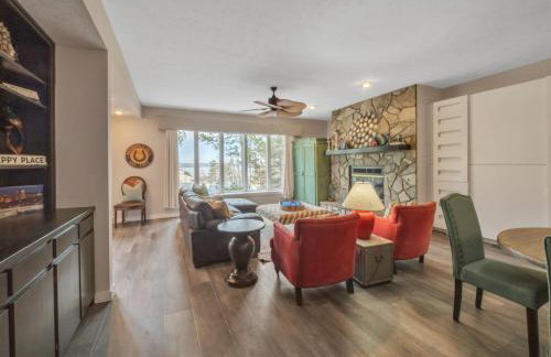 Lake front Keowee Condo with Balcony & Resort Amenities! 20 min to Clemson condo - Foto 1