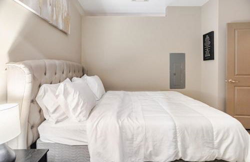 Cozy Uptown apartment with Gym and Swimming pool - Photo 37